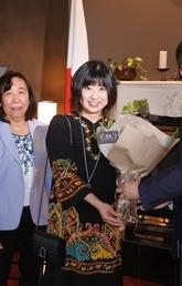 Ms. Akiko Sharp receives an award from the Consul General Kobayashi 
