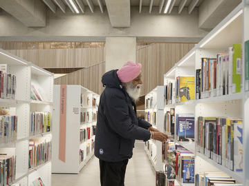 Movable bookcases make the library’s spaces easily adaptable.