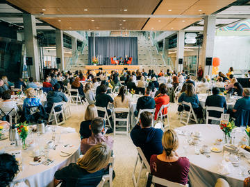 Susanne Craig, BA’91, Hon., addresses the sold-out crowd at Alumni Weekend, 2019. 